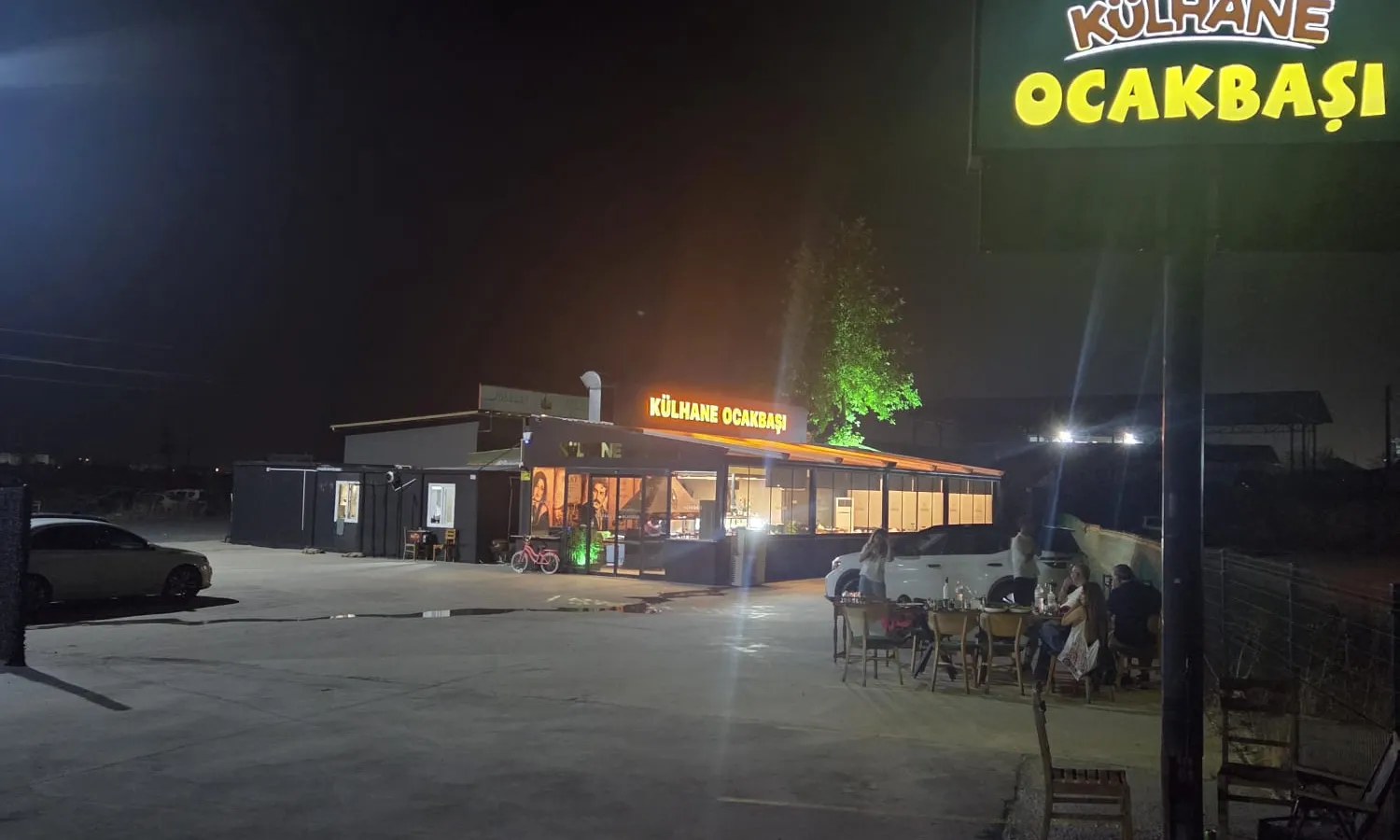 Külhane Ocakbaşı'nın gece çekilmiş dış cephesi ve ışıklı tabelası