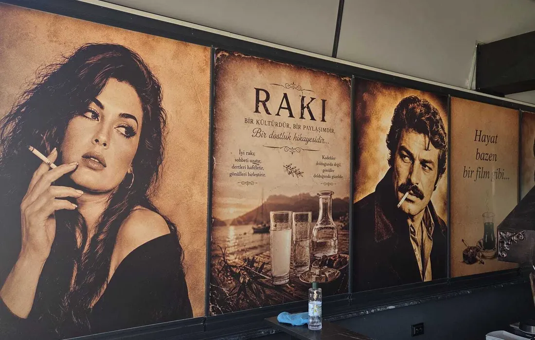 Külhane'nin iç mekanı: ocak, ahşap masalar ve duvar düzeni