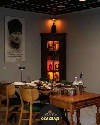 Külhane'nin sıcak ışıklı iç salonu; kurulu ahşap masalar