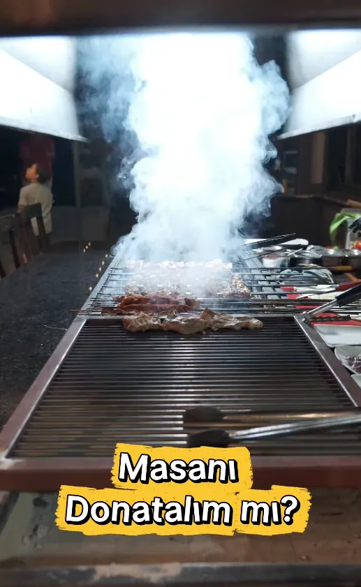 Ocaktan yükselen duman, kömürler henüz karanlıkta hazırlanıyor