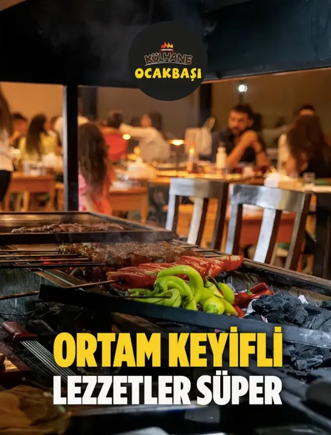 Kömür ocağı salonun içinde; alevler masalara birkaç adım mesafede yanıyor