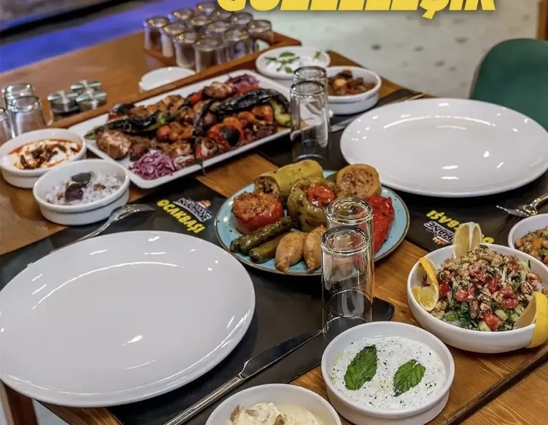Kurulmuş meze sofrası: haydari, ezme, humus ve yanında lavaş